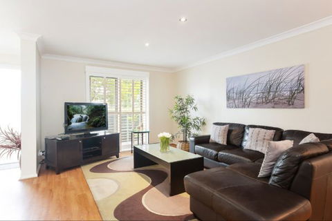 Honeysuckle Townhouses - Lightning Ridge Tourism 1