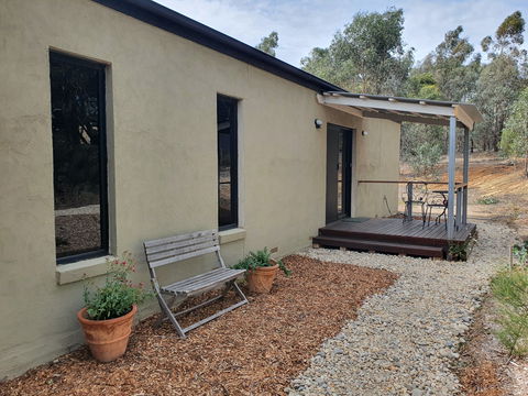 Huntly Lodge - Lightning Ridge Tourism 1