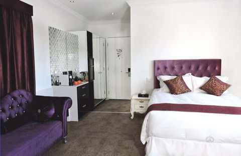 International On The Water Hotel - Lightning Ridge Tourism 0