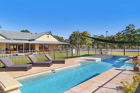 Stonegate - Lightning Ridge Tourism 1