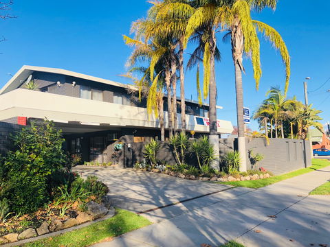 Albury Garden Court Motel - Lightning Ridge Tourism 0
