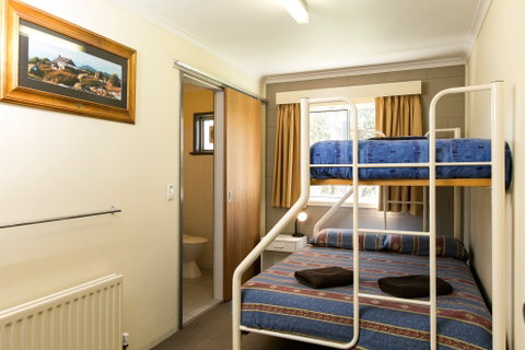 Cooroona Alpine Lodge - Lightning Ridge Tourism 1