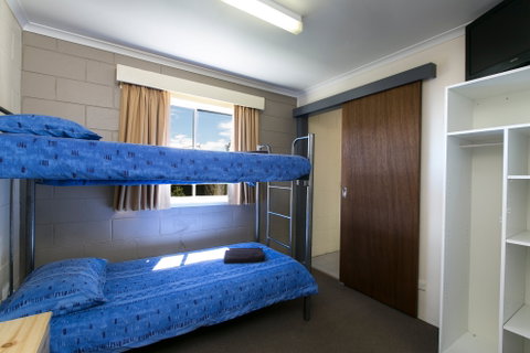 Cooroona Alpine Lodge - Lightning Ridge Tourism 3
