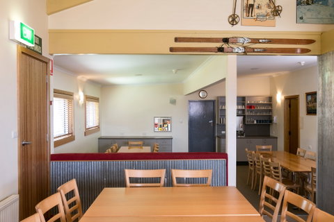 Cooroona Alpine Lodge - Lightning Ridge Tourism 6