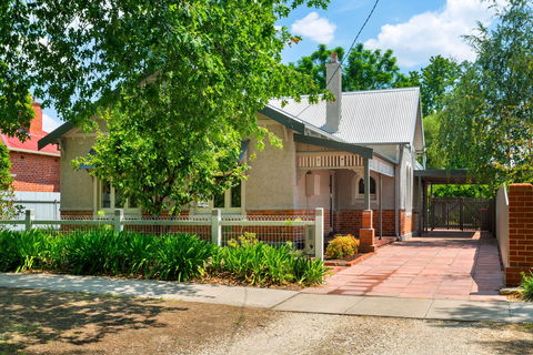 Crisp Street Cottage - Lightning Ridge Tourism 1