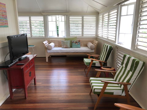 Daggoombah Holiday House - Lightning Ridge Tourism 1