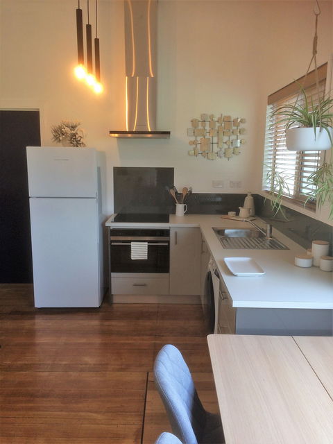 Franklin Accommodation - Lightning Ridge Tourism 1