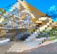Golden Riviera Beach Resort - Lightning Ridge Tourism