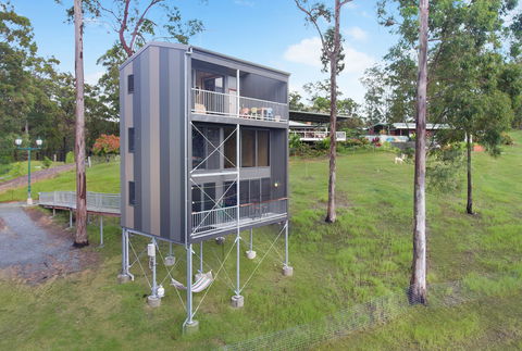 Gold Coast Tree Houses - Lightning Ridge Tourism 0