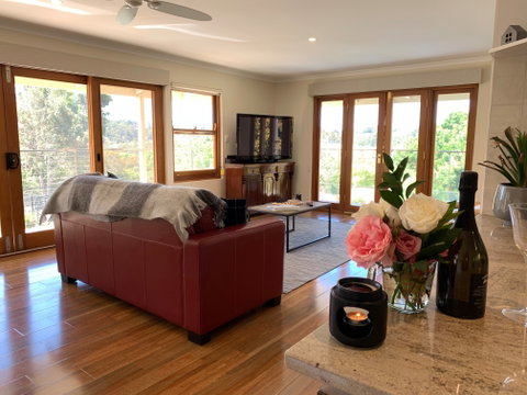 Hahndorf Luxury Lodge - Lightning Ridge Tourism 0