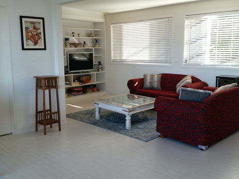 Headlands Beach House - Lightning Ridge Tourism 5