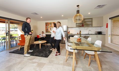 Howlong Country Golf Club Motel - Lightning Ridge Tourism 0