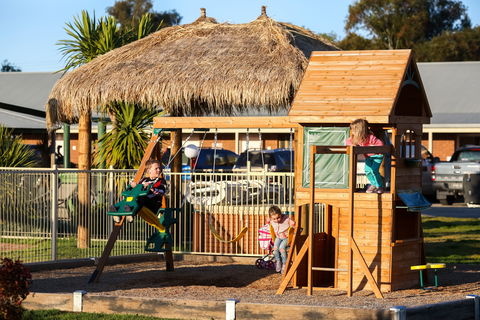 Howlong Country Golf Club Motel - Lightning Ridge Tourism 2