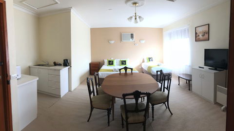 Meramie Motor Inn - Lightning Ridge Tourism 1