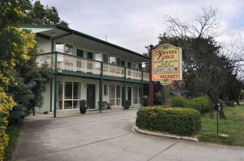 Miranda Lodge - Lightning Ridge Tourism 1