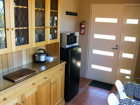 Outlook BnB - Lightning Ridge Tourism 3