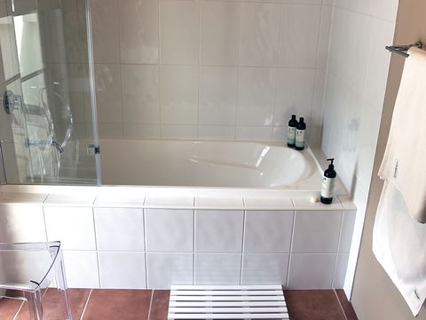 Outlook BnB - Lightning Ridge Tourism 8