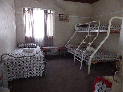 Victoria Hotel: Moonan Flat - Lightning Ridge Tourism 2
