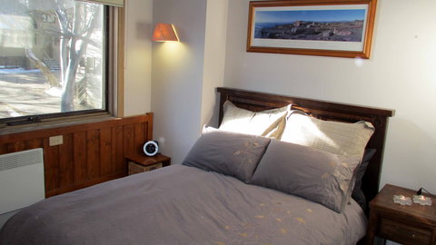 Wallace's - Crystal Creek Chalet 1 - Lightning Ridge Tourism 1