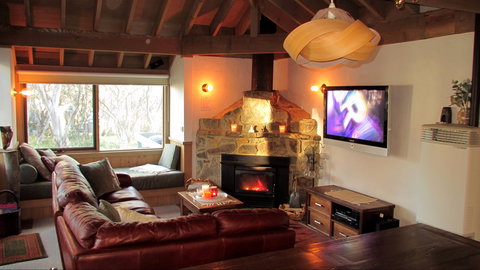 Wallace's - Crystal Creek Chalet 1 - Lightning Ridge Tourism 2