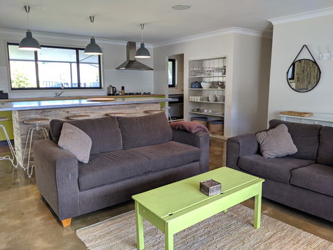 Aloha - Lightning Ridge Tourism 0