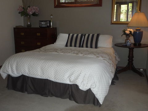 Apartments On-The-Park: Studio 35 - Lightning Ridge Tourism 1