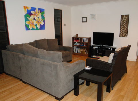 Dolphin Cove Apartment - Lightning Ridge Tourism 0