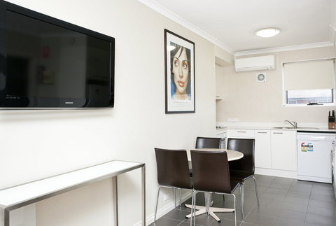 Forrest Hotel And Apartments - Lightning Ridge Tourism 1