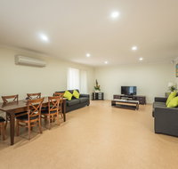 Glenn Moore Accessible Accommodation  Units - Lightning Ridge Tourism