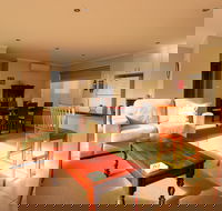 Hobart Villa on Moir - Lightning Ridge Tourism
