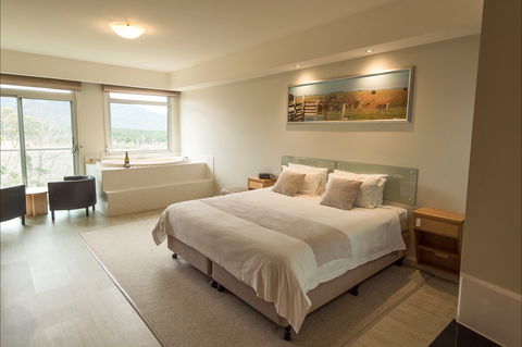 Macedon Ranges Hotel & Spa - Lightning Ridge Tourism 0