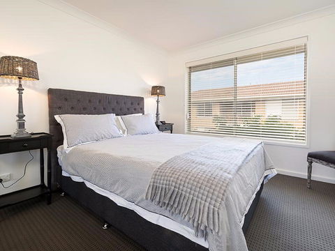 New York Dreamer - Lightning Ridge Tourism 1