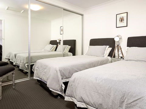 New York Dreamer - Lightning Ridge Tourism 2