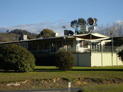 Talbingo Country Club - Lightning Ridge Tourism 0