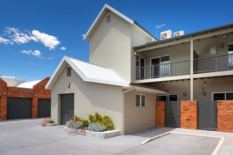 The Waterstreet Apartment - Lightning Ridge Tourism 1