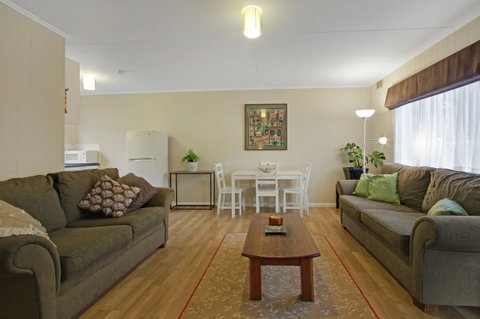 Akora Flats - Lightning Ridge Tourism 0
