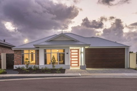 Fairway Lakeside - Lightning Ridge Tourism 0