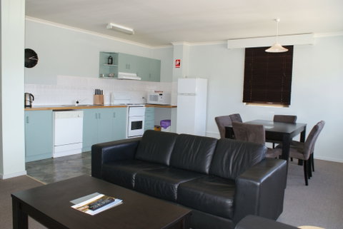 Gebi's Apartments - Lightning Ridge Tourism 1