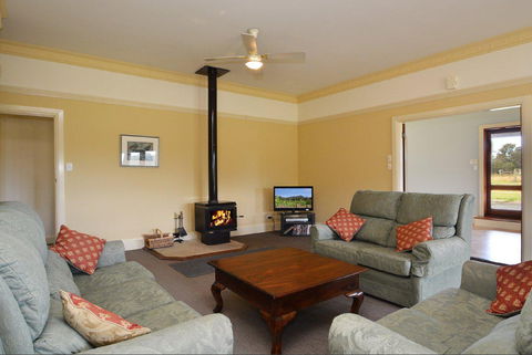 Grasmere Estate Homestead - Lightning Ridge Tourism 0