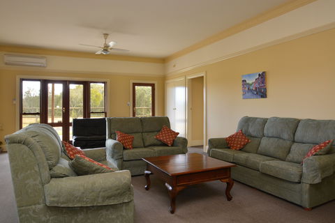 Grasmere Estate Homestead - Lightning Ridge Tourism 1
