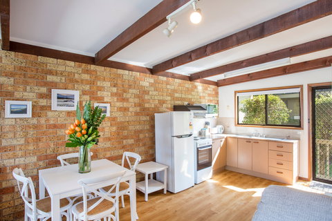 Villa De Golf At Mollymook - Lightning Ridge Tourism 1