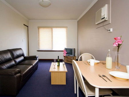 Burswood Lodge - Lightning Ridge Tourism 1