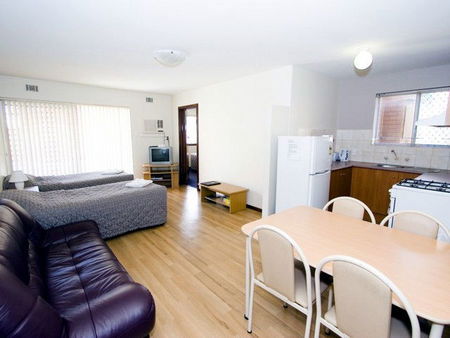 Burswood Lodge - Lightning Ridge Tourism 2