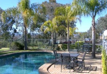 Commercial Golf Resort - Lightning Ridge Tourism 1