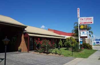 Cottage Motor Inn - Lightning Ridge Tourism 1