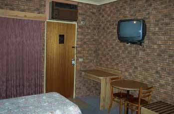 Cottage Motor Inn - Lightning Ridge Tourism 3