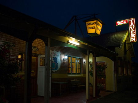 The Bull And Bush Tavern - Lightning Ridge Tourism 0