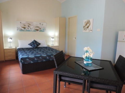 Palm Grove Caravan Resort - Lightning Ridge Tourism 1