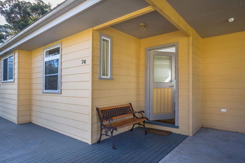 Breeze In Mollymook Beach - Lightning Ridge Tourism 1