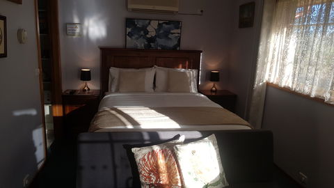 Factory Lane Bed & Breakfast - Lightning Ridge Tourism 1